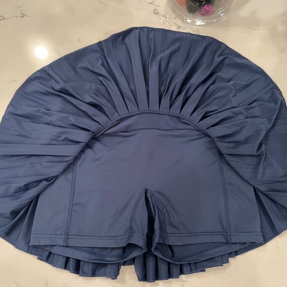 Gold Hinge Navy Pleated Athletic Skort – Size Small (Only Worn Once!) - Picture 3 of 3